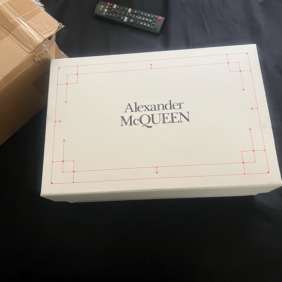 Alexander McQueen Oversized Black/Red - Picture 7 of 10